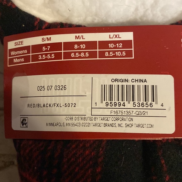 New! Wondershop Fleece Lined Pull-On Adult Slippers w Huggable Heel &
Grippers - Picture 3 of 6